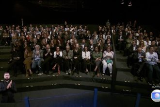 Flávio responde sobre Ana Clara sem olhar para a mãe na plateia