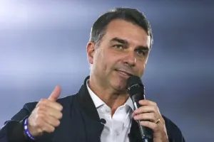 Flávio tem 2,4 pontos de vantagem sobre Lula, aponta Ipespe
