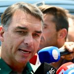 Flávio visita Bolsonaro pela 1º vez após autorização de Moraes: ‘Alegre com o resultado’