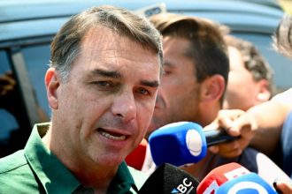 Flávio visita Bolsonaro pela 1º vez após autorização de Moraes: ‘Alegre com o resultado’