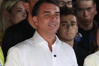 Flávio visita Jair Bolsonaro um dia depois de perder eleição para Lula