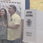 Flávio vota no 2º turno no Rio de Janeiro