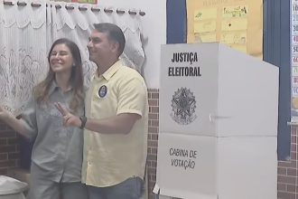 Flávio vota no 2º turno no Rio de Janeiro