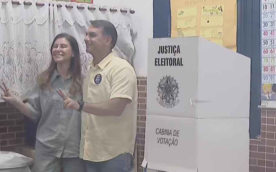 Flávio vota no 2º turno no Rio de Janeiro