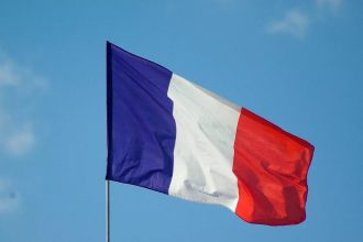 França anuncia toque de recolher depois de protestos violentos