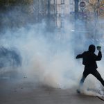 França decreta toque de recolher em bairros de Paris pela segunda noite consecutiva