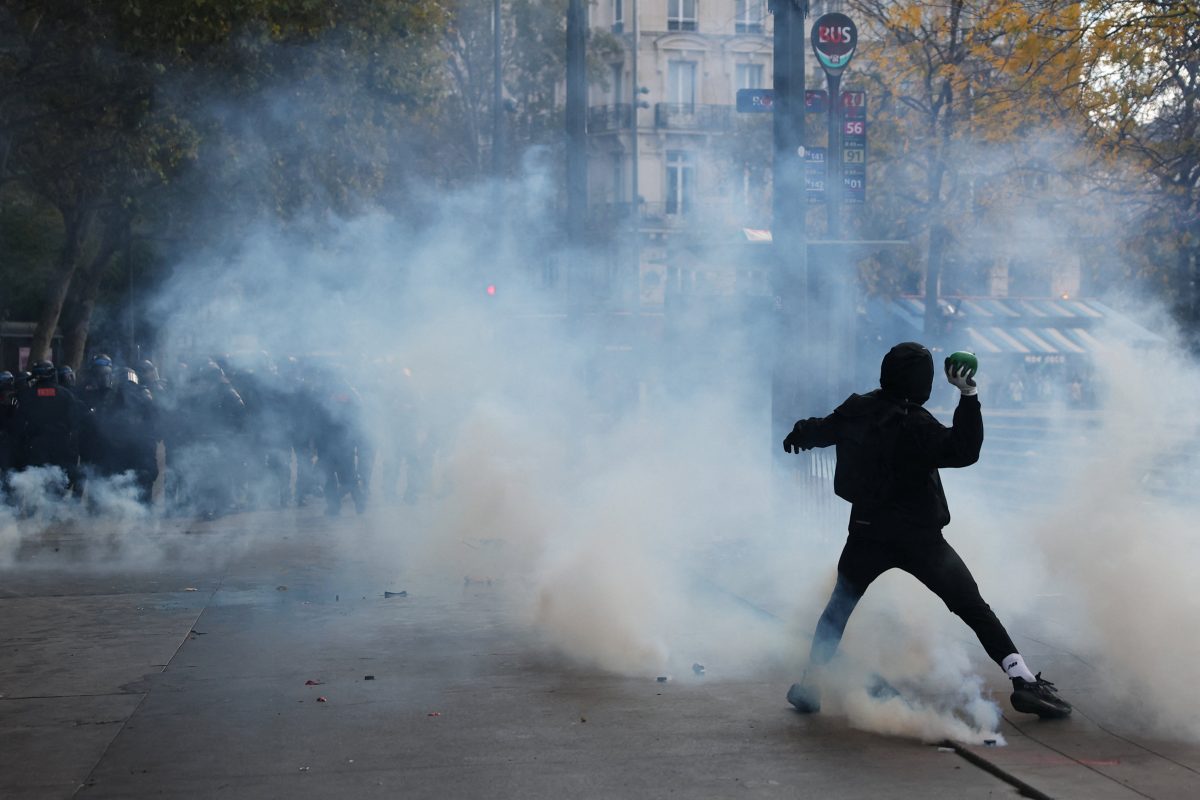França decreta toque de recolher em bairros de Paris pela segunda noite consecutiva