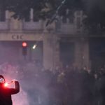 França impõe toques de recolher para conter depredações após protestos