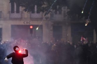 França impõe toques de recolher para conter depredações após protestos