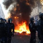 França registra novos confrontos em Paris após dia de protestos