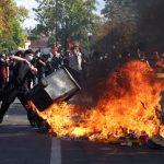 França tem novos protestos neste sábado após um mês de manifestações; Governo mobiliza 70 mil agentes