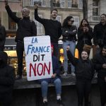 França vive novo dia de protestos em meio a temor de confrontos violentos e saques