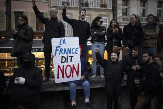 França vive novo dia de protestos em meio a temor de confrontos violentos e saques