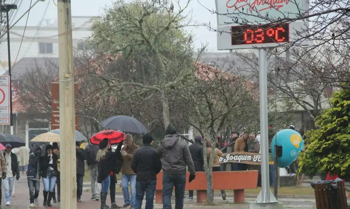 Frente fria atinge o país neste sábado