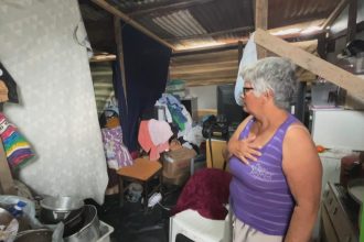 'Fui lá ver minha casa, deu pena', diz moradora que vive em barraca após cheia no RS