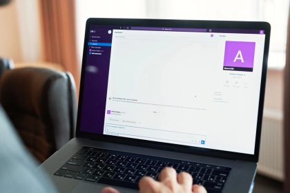 Funcionária é demitida após trocar mensagens sexuais com colegas pelo Teams; empresa monitorava conversas