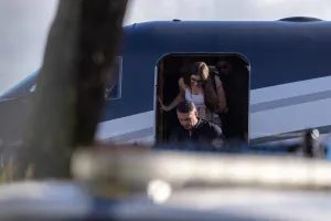 Funcionário da Casa Branca providenciou jato para Flávio, diz jornal dos EUA