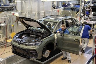 Funcionários da Volkswagen na Alemanha ameaçam greve se empresa não cumprir acordos salariais