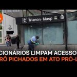 Funcionários limpam acessos ao metrô pichados em ato pró-Lula