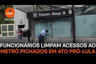 Funcionários limpam acessos ao metrô pichados em ato pró-Lula