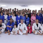 Fux demonstra golpes de jiu-jítsu a crianças em evento no STF