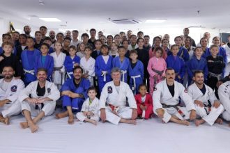 Fux demonstra golpes de jiu-jítsu a crianças em evento no STF