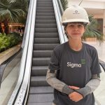 Garoto de 12 anos viraliza como 'especialista' em escadas rolantes e elevadores; veja VÍDEO