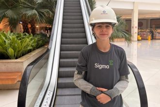 Garoto de 12 anos viraliza como 'especialista' em escadas rolantes e elevadores; veja VÍDEO