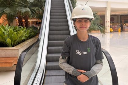 Garoto de 12 anos viraliza como 'especialista' em escadas rolantes e elevadores; veja VÍDEO