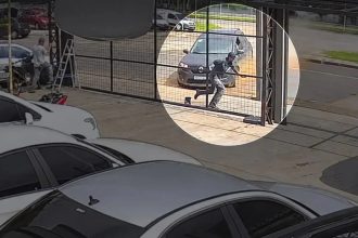 Gerente relata susto após carro desgovernado invadir loja em São José dos Campos: 'Fugir pra não bater na gente'
