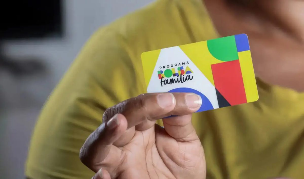 Governo antecipa Bolsa Família reajustado para antes do 2º turno