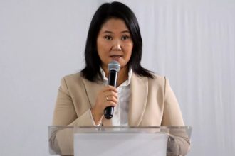 Governo do Peru proíbe maquiagem e impõe cabelo curto nas escolas públicas