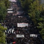 Grecia tem protestos massivos contra custo de vida e crise na educação
