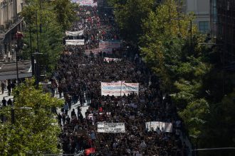 Grecia tem protestos massivos contra custo de vida e crise na educação