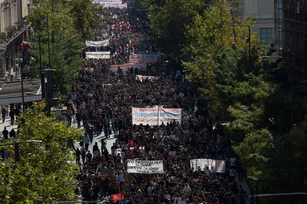 Grecia tem protestos massivos contra custo de vida e crise na educação