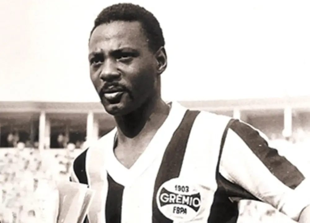 Há 52 anos, o lateral esquerdo Everaldo foi o primeiro tricampeão a falecer