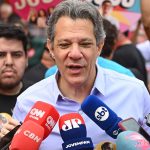 Haddad vota em SP e diz que clima nas ruas pode ajudar Lula
