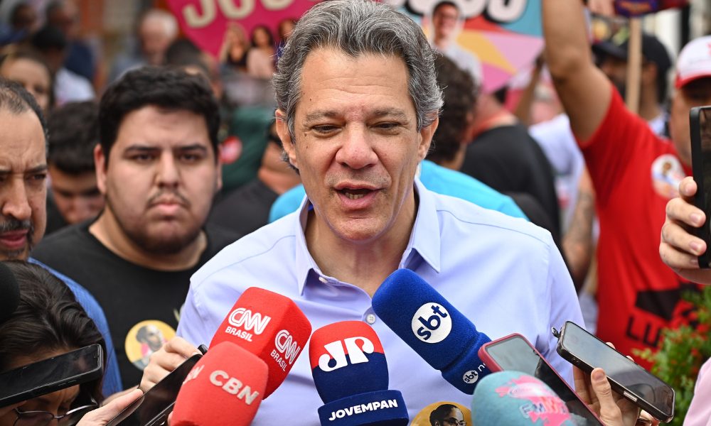Haddad vota em SP e diz que clima nas ruas pode ajudar Lula