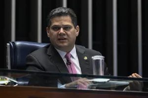 ‘Hoje, cumpro a minha palavra’, diz Alcolumbre ao pautar fim da escala 6×1