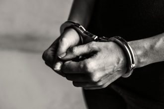 Homem é condenado a mais de 9 anos de prisão no AC por assassinato após briga por cachaça