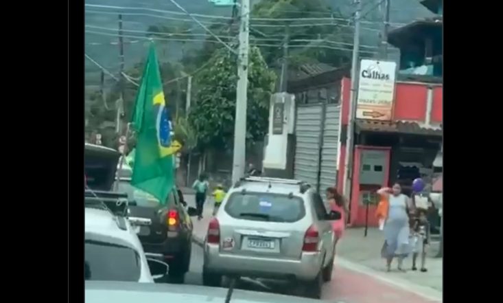 Homem é detido depois de atropelamento em carreata pró-Flávio