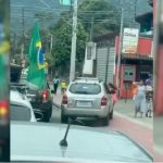 Homem é preso após atropelar crianças durante manifestação em Ilhabela