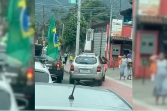 Homem é preso após atropelar crianças durante manifestação em Ilhabela
