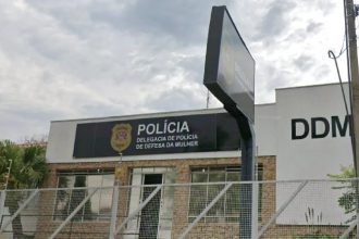 Homem é preso após jogar garrafa e ameaçar a filha com caco de vidro no pescoço em Botucatu