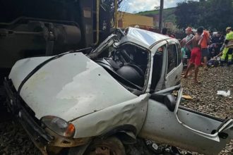 Homem morre após carro ser atingido por trem em Juiz de Fora