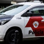 Homem morre após ser encontrado baleado dentro de carro no litoral de SP