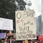 Homem rasga bandeira dos EUA em ato pró-Lula na Paulista