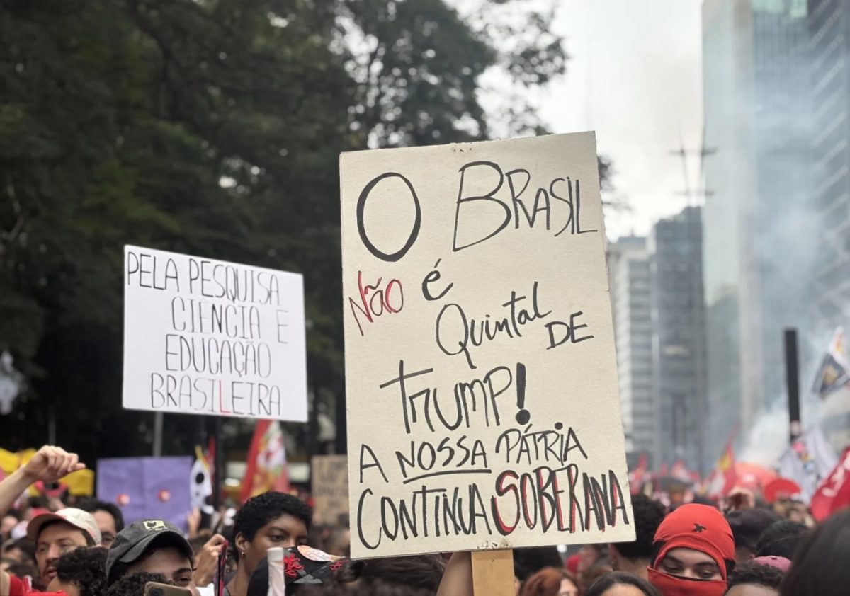 Homem rasga bandeira dos EUA em ato pró-Lula na Paulista
