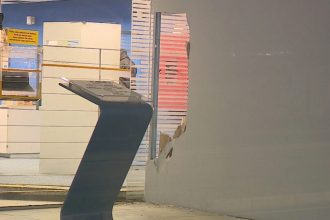 Homem se esconde em agência de banco, espera fechar, furta armas e consegue fugir em Porto Alegre