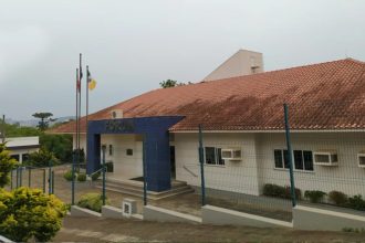 Homem vai ao fórum atualizar endereço, descobre mandado ativo e sai preso em SC